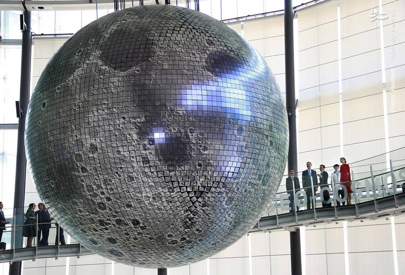 بازدید پادشاه و ملکه اسپانیا از نمایش تصویر ماه بر کره‌ای با قطر 6.5 متر در موزه ملی نوآوری‌ها و دانش‌های نوظهور توکیو