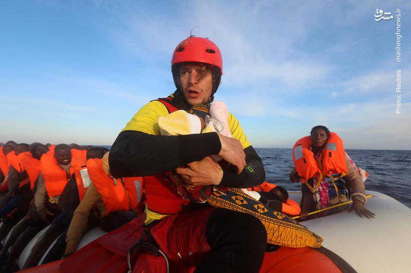 غریق‌نجات‌های اسپانیایی فعالیت مستمری برای نجات جان مهاجران آفریقایی در دریای مدیترانه دارند. تصویر نشان می‌دهد دنیِل از یک نوزاد چهارروزه در برابر مرگ مراقبت می‌کند.