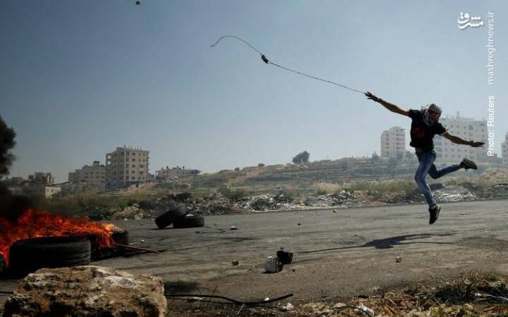 پرتاب سنگ به سمت سربازان اسرائیلی در حمایت از اعتصاب غذای فلسطینیان زندانی