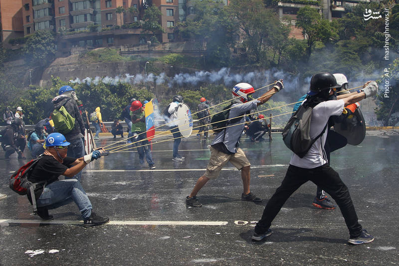پرتاب شیشه‌های مدفوع به سمت پلیس کاراکاس در مقابل دادگاه عالی ونزوئلا