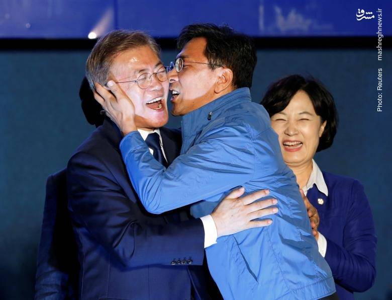 تبریک یکی از فرمانداران کره جنوبی به رئیس‌جمهور جدید کره جنوبی، مون جَی این در جشن خیابانی سئول