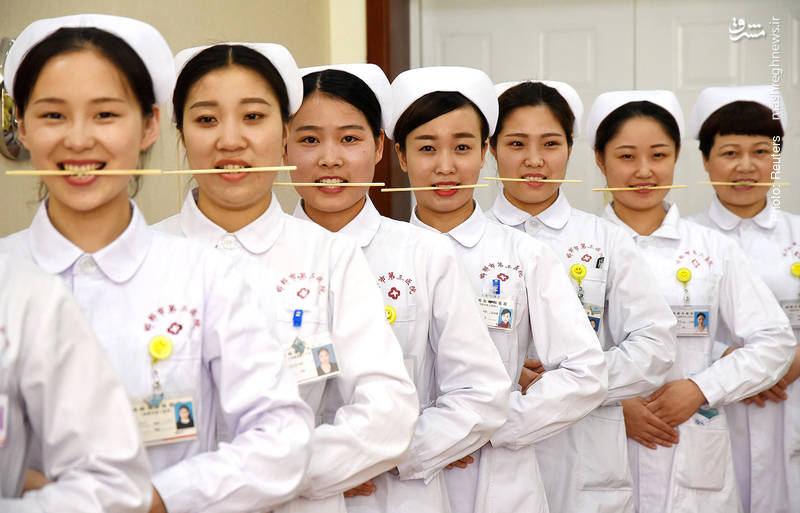 تمرین لبخند توسط پرستاران در یکی از بیمارستان‌های چین