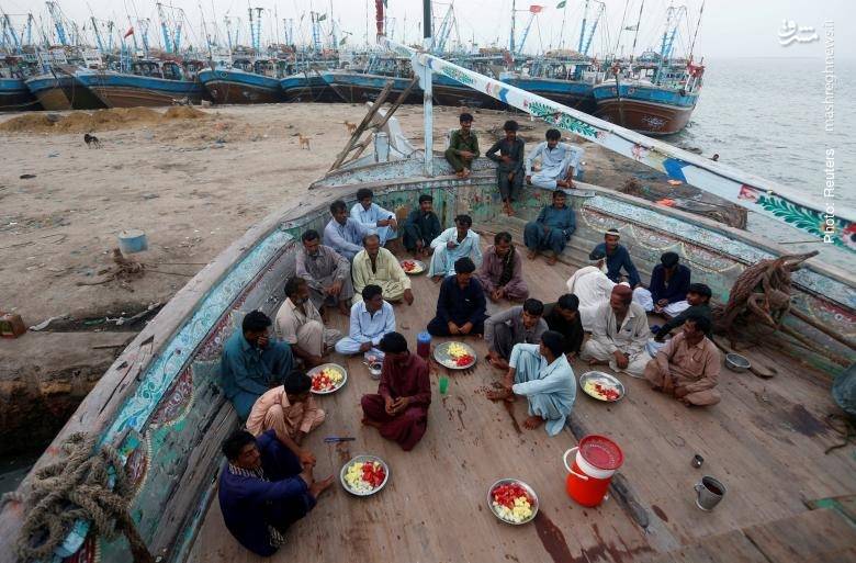 آماده کردن افطار توسط ملوانان کراچی در پاکستان
