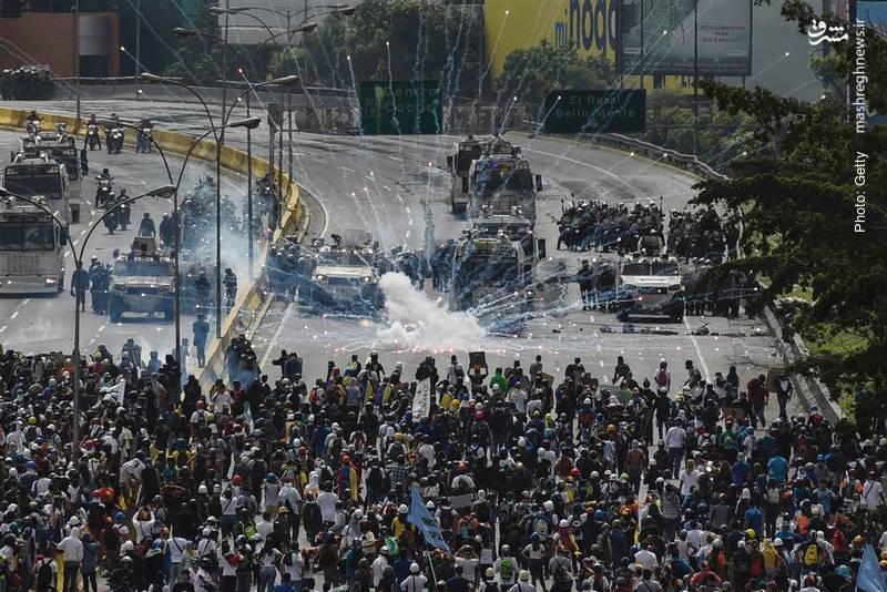 درخواست مادورو رئیس‌جمهور ونزوئلا برای بازنویسی قانون اساسی در اوج درگیری‌های خیابانی در کاراکاس