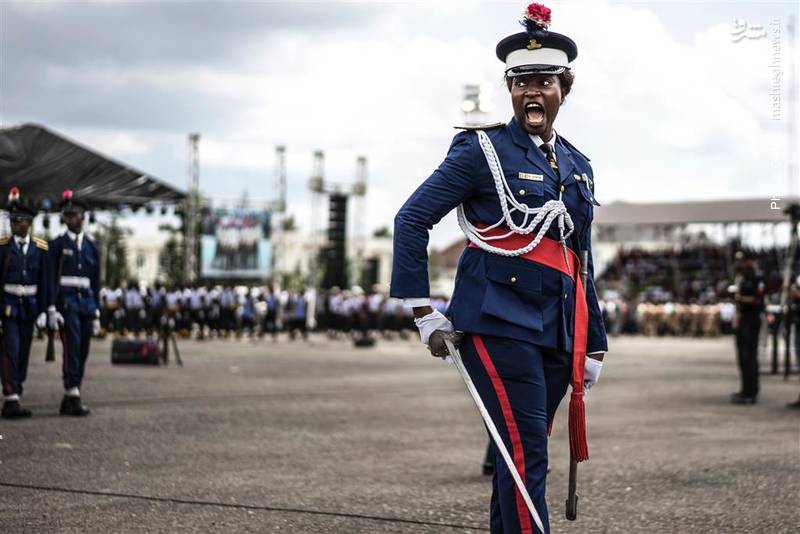 رژه پلیس نیجریه در هجدهمین سالگرد پایان حکومت نظامی در این کشور که به نام «روز دموکراسی» نامگذاری شده است