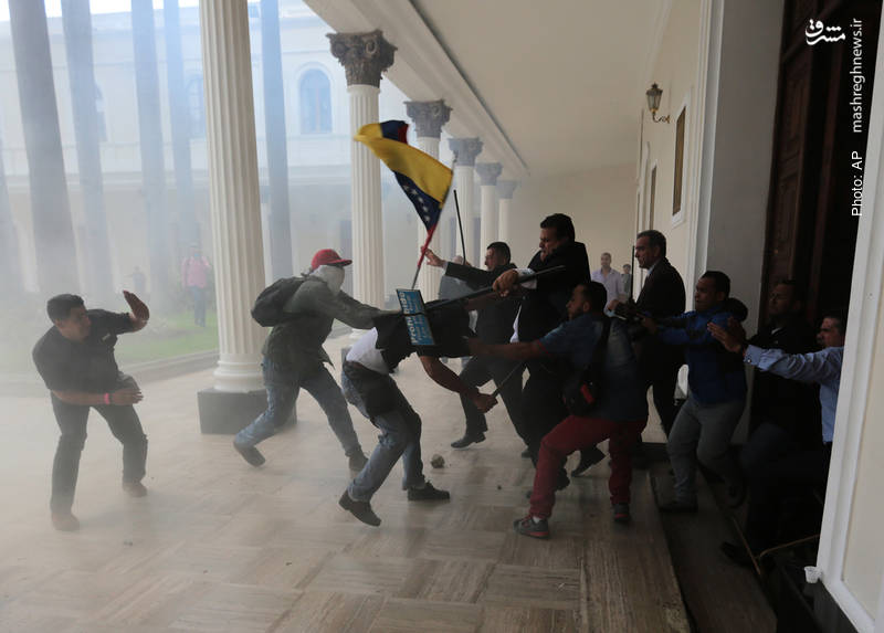 زخمی‌شدن اعضای پارلمان ونزوئلا پس از ورود عده‌ای از شهروندان معترض به داخل ساختمان مجلس