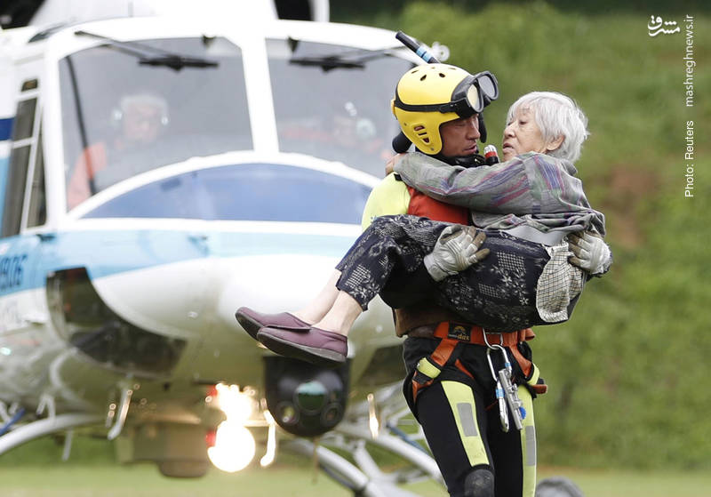 نجات خانم مسن ژاپنی از باران سیل‌آسا با استفاده از بالگرد امداد