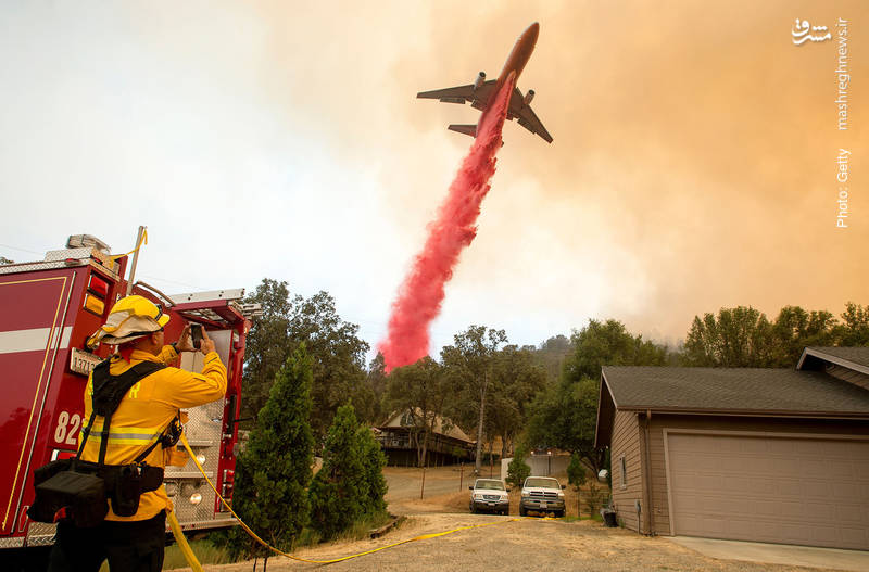 استفاده از مخزن هوایی برای خاموش کردن شعله‌ها در جنگل کالیفرنیا