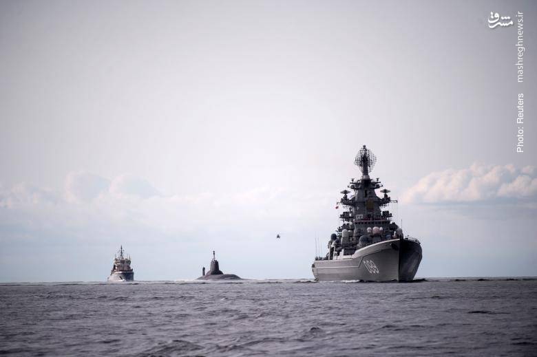 اسکورت زیردریایی روسیِ دمیتری دانسکویی از کلاس تایفون (حامل موشک‌های قاره‌پیما با کلاهک هسته‌ای) برای شرکت در رژه دریایی سن‌پترزبورگ