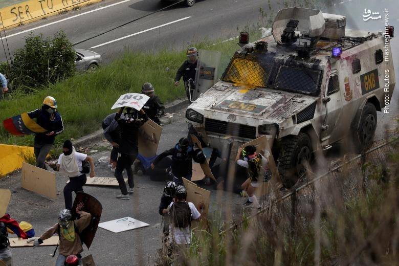 حرکت زرهی نیروی ضد شورش به سمت تظاهرکنندگان ونزوئلایی در کاراکاس