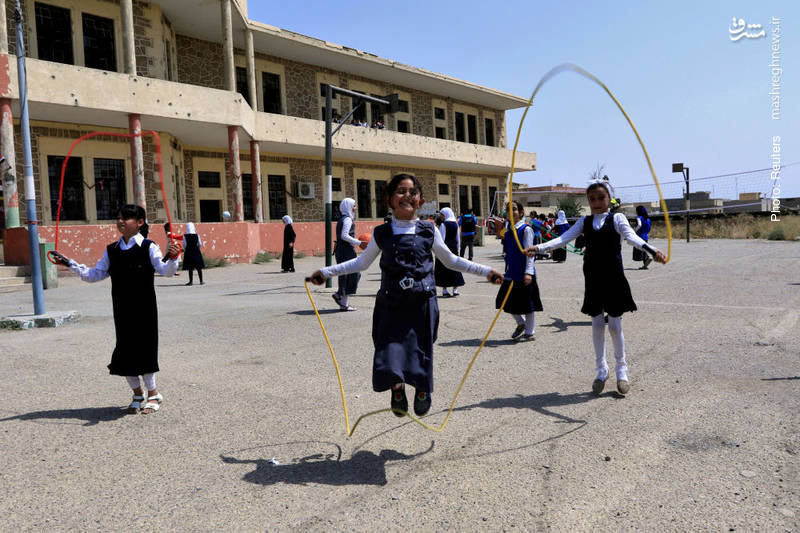 لذت بازی در حیاط مدرسه‌ای در موصل بعد از آزادسازی کامل این شهر