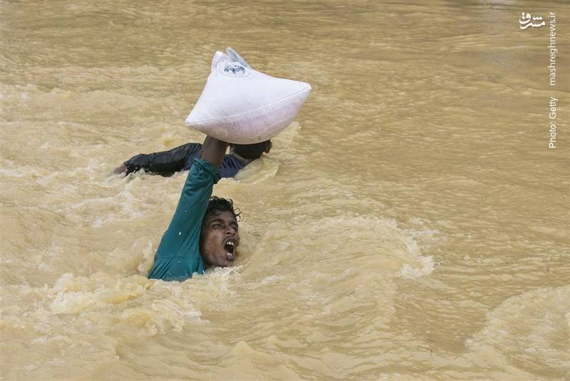باران شدید در بنگلادش، حمل آب و غذا و زندگی در خیمه‌های موقت را برای مهاجران روهینگیایی دشوار کرده است