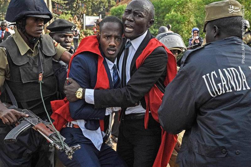 به خشونت‌کشیده‌شدن تظاهرات دانشجویان اوگاندایی در اعتراض به احتمال حذف محدودیت سنی برای رئیس‌جمهور از قانون اساسی. هدف اصلی از این طرح، برداشتن مانع برای تداوم ریاست‌جمهوری موسونی است که از 1986 میلادی در این سِمَت قرار دارد.