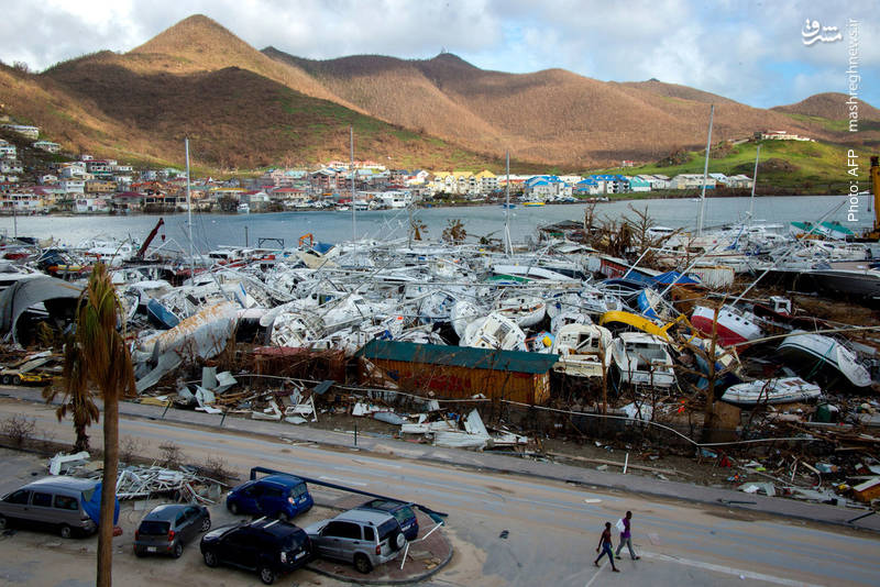 جزیره سنت مارتین در دریای کارائیب که قایق‌هایش بر اثر طوفان ایرما صدمات فاحشی دیده است