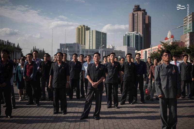 مردم کره شمالی در حال مشاهده سخنان کیم‌جونگ‌اون (در پاسخ به سخنرانی ترامپ در مجمع عمومی سازمان ملل) که از یک نمایشگر در ایستگاه مرکزی مترو پیونگ‌یانگ پخش می‌شود