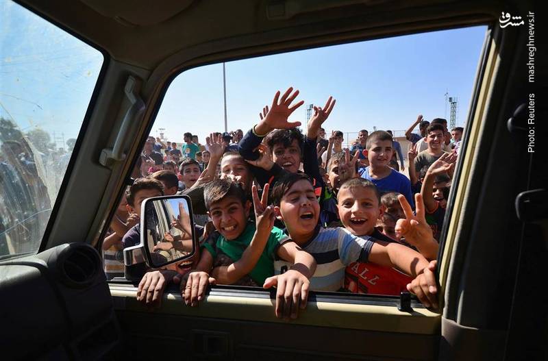 استقبال مردم از ورود مأموران امنیتی عراق به کرکوک پس از عقب‌نشینی نیروهای اقلیم کُرد