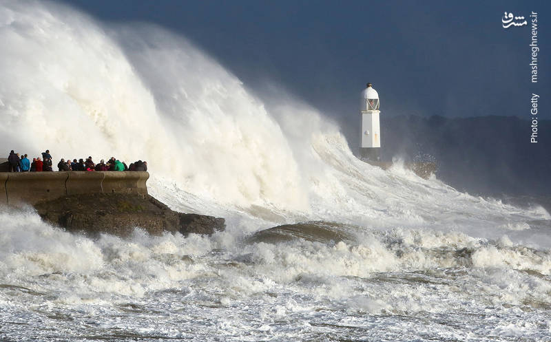 امواج بلند در جنوب ولز بر اثر وزش بادهای شدید و طوفان اوفیلیا
