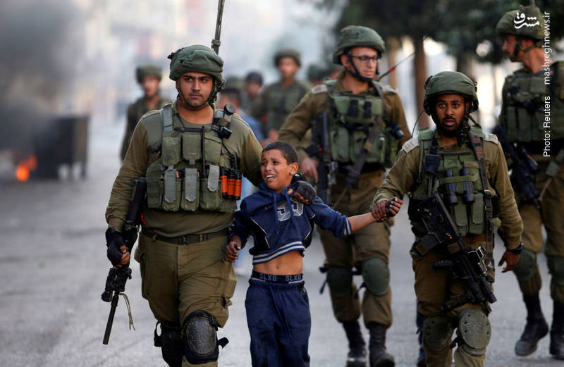 دستگیری یک کودک فلسطینی توسط سربازان اسرائیلی در الخلیل، کرانه باختری