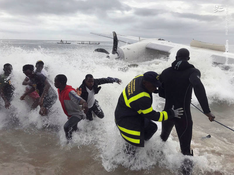 کشیدن یک هواپیما به ساحل پس از فرود آن در آب در نزدیکی آبیجان، پایتخت ساحل عاج