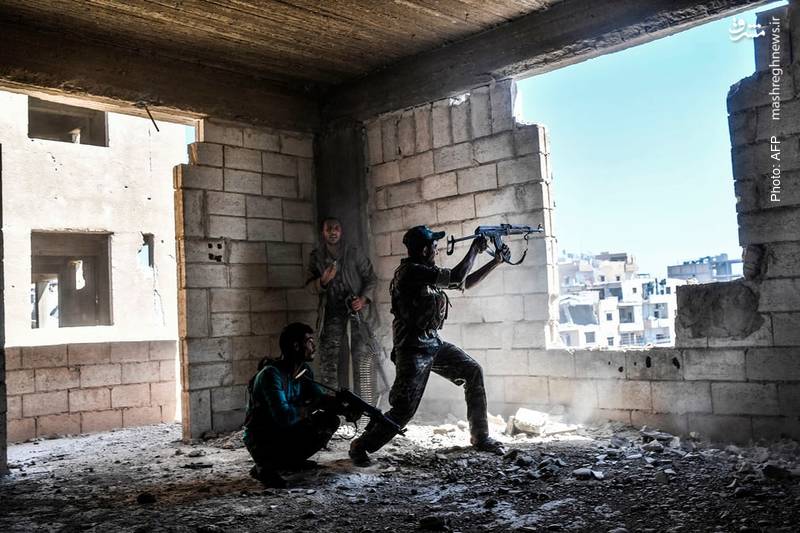 سربازان سوری در حال بازپس‌گیری بیمارستان مرکزی رقه از چنگ داعش