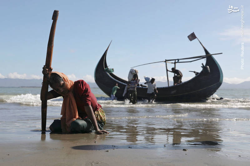 خستگی و گرسنگی مهاجران مسلمان از طی مسیر آبی میان میانمار و بنگلادش. کشتار مسلمانان، تخریب خانه‌ها، قتل مردان و تجاوز به زنان از سوی ارتش روهینگیا ماه‌ها تداوم داشت تا اینکه عمده مسلمانان مهاجرت کردند.
