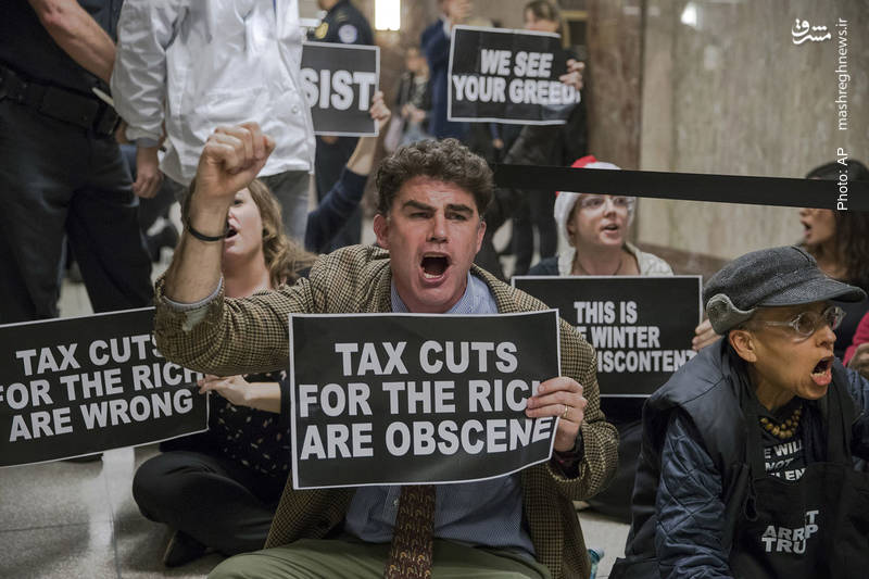 اعتراض مردم در نزدیک سالن جلسات کمیسیون بودجه سنای آمریکا به لایحه جمهوری‌خواهان برای کاهش مالیات ثروتمندان