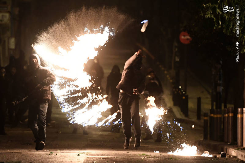 جوانان یونانی هنوز در سالگرد کشته‌شدن الکسیس، نوجوان 15 ساله به دست پلیس در سال 2008 میلادی به تظاهرات اعتراضی اقدام می‌کنند.
