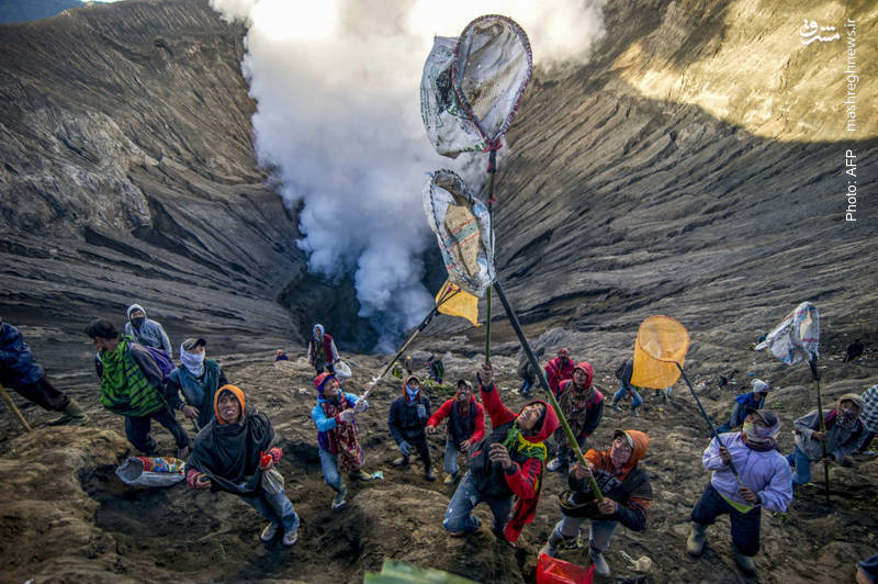 شکار هدایای قبیله تِنگر در دهانه آتشفشان جاوه بر اساس رسم قدیمی هندوها