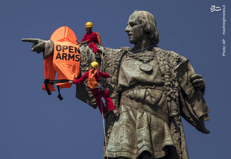 یک جلیقه نجات بزرگ که عبارت «آغوشت را بگشا» بر آن نوشته شده، توسط دو فعال اجتماعی بر دست مجسمه 60 متری کریستف کلمب در اسپانیا جا خوش کرده است تا یک حرکت اعتراضی به سیاست آمریکا و برخی کشورهای اروپایی در قبال مهاجران باشد.  