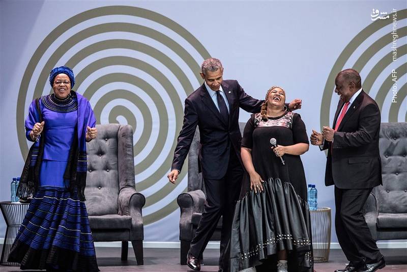 حرکات موزون اوباما در کنار همسر ماندلا طی مراسمی که به مناسبت صدمین سال تولد نلسون در ژوهانسبورگ برگزار شد.