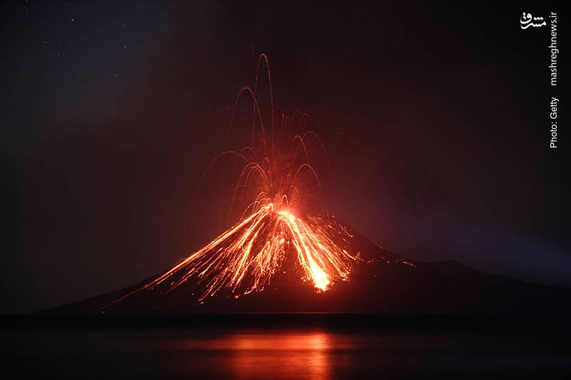 چشم انداز یک آتشفشان در اندونزی از جزیره راکاتا