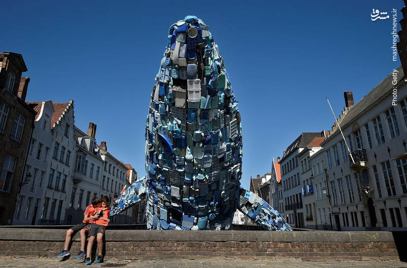 هنر تجسمی در بروخه بلژیک با حدود 5 تن مواد پلاستیکی که از اقیانوس آرام استخراج شده است.