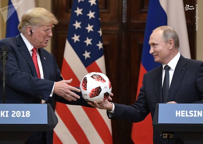 اهدای یکی از توپ های جام دنیای به ترامپ در دیدار وی با پوتین در هلسینکی