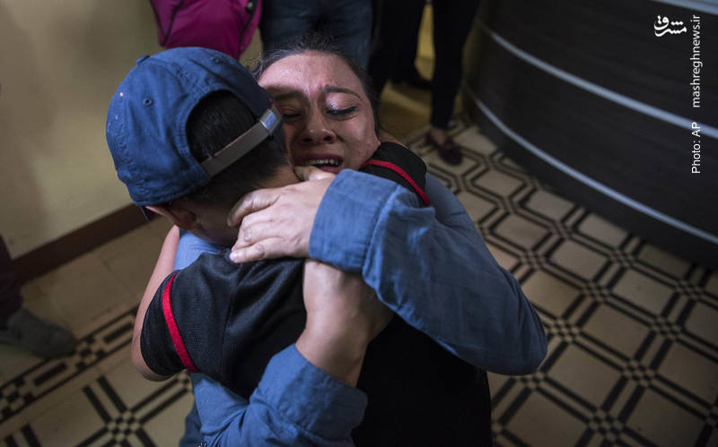 دیدار مادر و کودک گواتمالایی پس از سه ماه. این دو برای زندگی بهتر به آمریکا مهاجرت کرده بودند اما دو روز بعد، بازداشت و از یکدیگر جدا شدند.