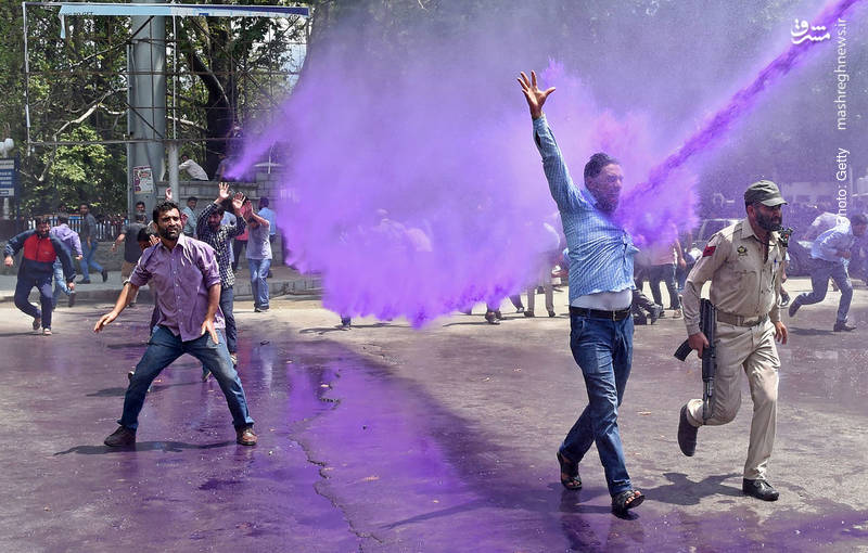 مقابله پلیس هند با معلمان معترض کشمیری با آبِ بنفش