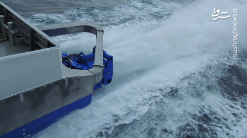 یک موتور واترجت در حال آزمایش در دریا بر روی یک شناور