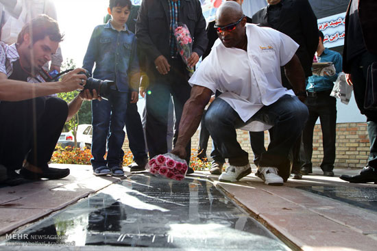 s11 - بازدید «رونی کلمن» قهرمان پرورش اندام جهان از مزار شهدا