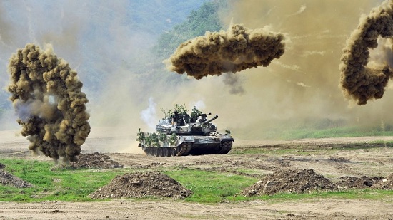 smoke k2 black panther - تصویری فوق العاده از تانک پلنگ سیاه کره جنوبی در حین یک رزمایش