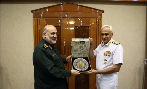 دیدار جانشین وزیر دفاع با فرمانده نیروی دریایی هند