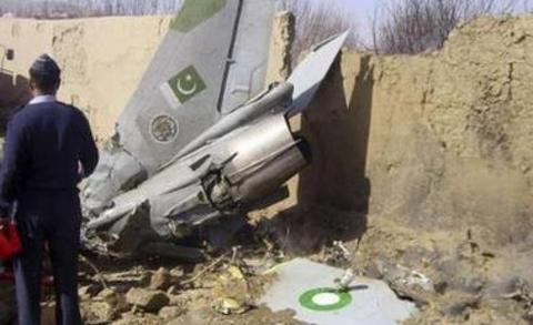 سقوط جنگنده در پیشاور پاکستان با 2 کشته